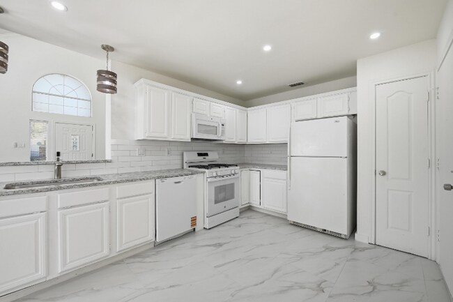 Building Photo - 2100 Riverplace Dr