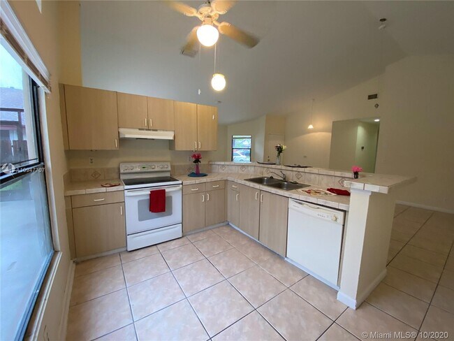 Foto del edificio - 1222 SW 74th Ave