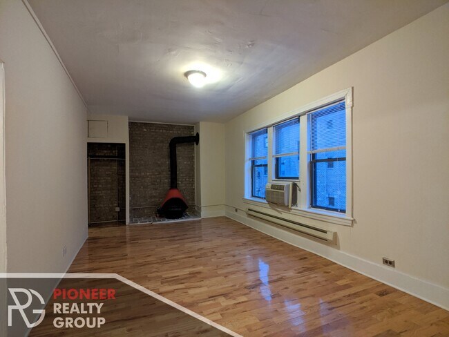 Foto del edificio - 3726 N Pine Grove Ave