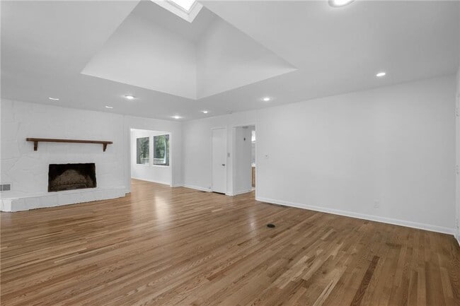 Building Photo - 2397 Sunset Dr NE