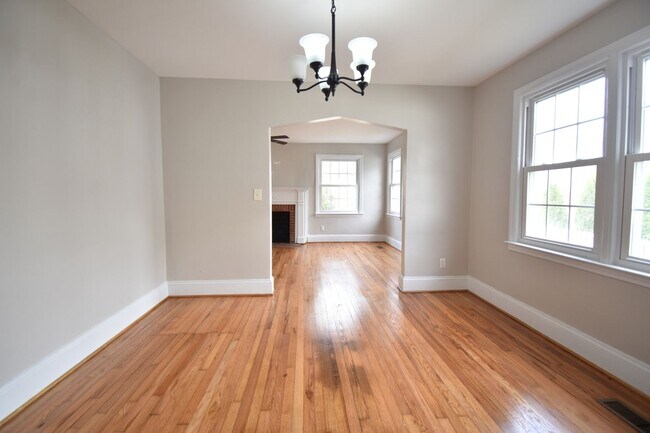 Foto del edificio - 3 Bedroom 2 Bathroom- Small Pets