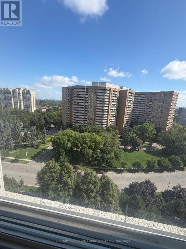 Building Photo - 3700 Kaneff Crescent