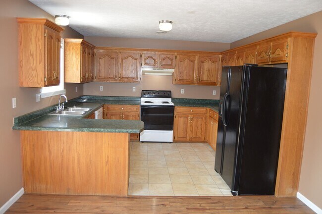 Building Photo - Adorable 3 Bedroom, 2 Bathroom Home in the Waynesville School District