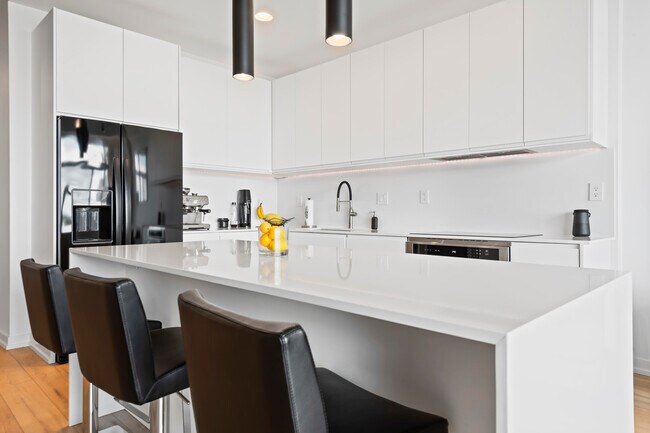 Foto del edificio - 350 N Main St