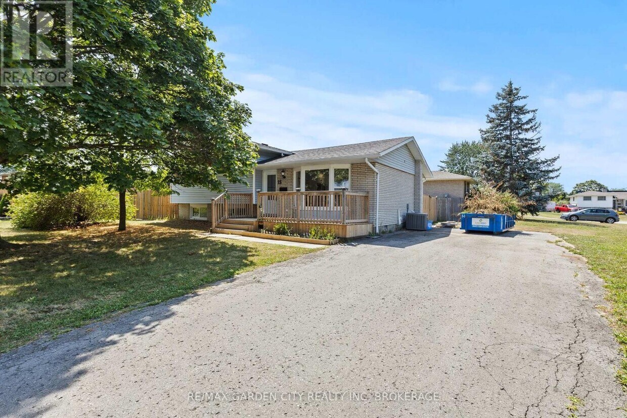 Photo principale - 15-15 Ancaster Blvd