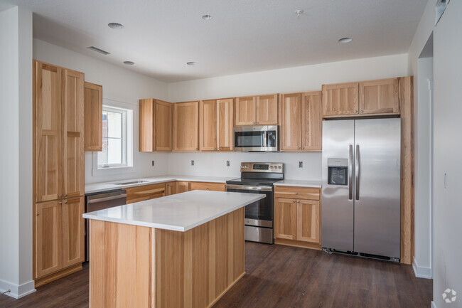 Cocinas grandes con islas - Cottage Grove at St. Mary's Townhomes