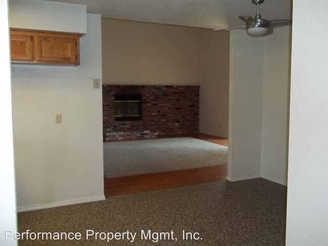 Foto del edificio - 3 br, 2 bath House - 392 W. Magill Ave.