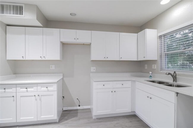 Building Photo - 5963 Bamboo Dr