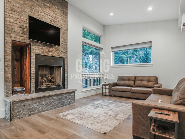 Foto del edificio - Luxury 5 Bedroom Single Family Home