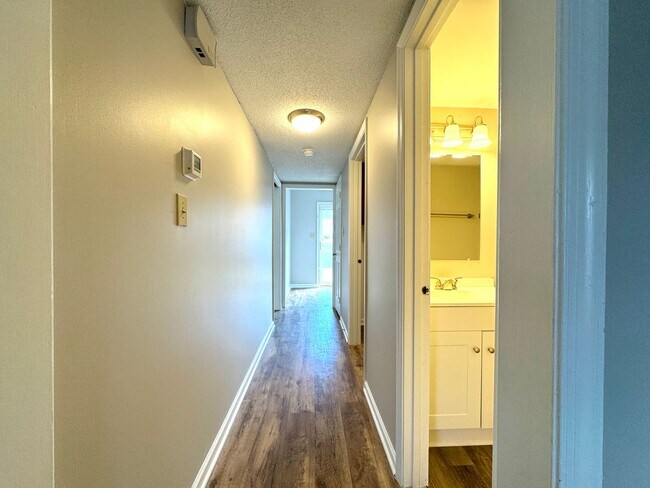 Building Photo - Great 3 BR Hamilton Village Townhouse w/ N...