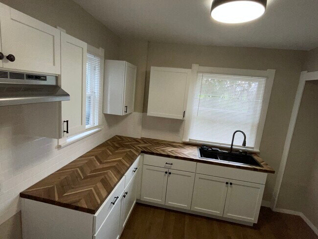 Foto del edificio - 2322 Upton Ave