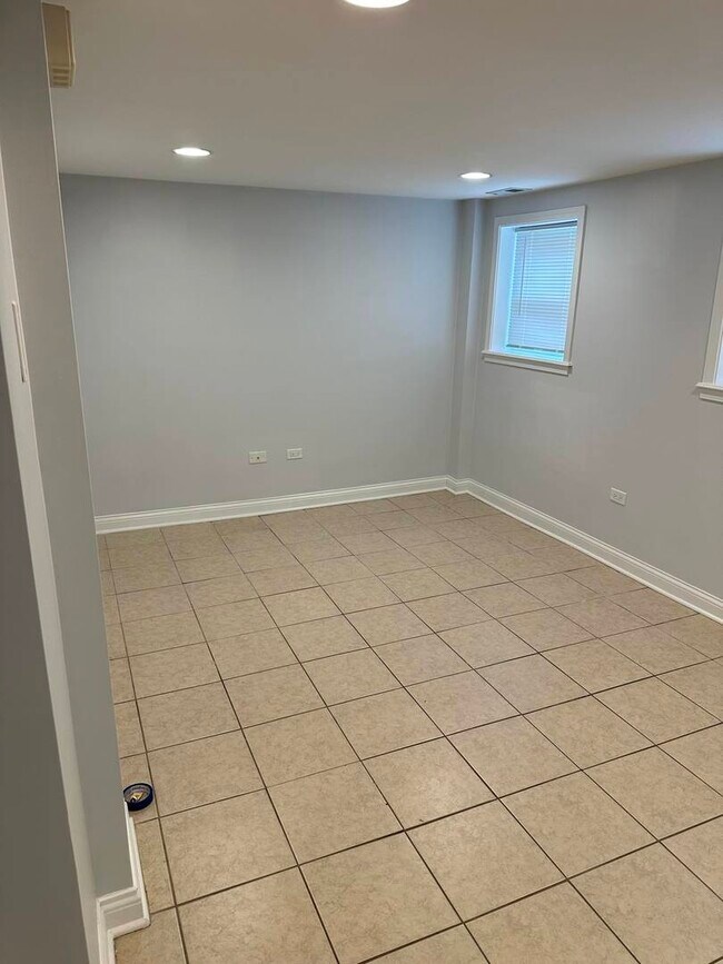 Building Photo - 3055 N Nordica Ave