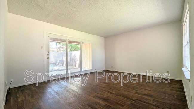 Building Photo - 1814B Azalea Dr