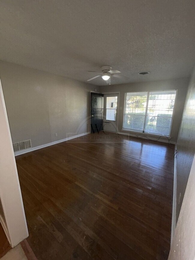 Foto del edificio - 1100 Pine Dr