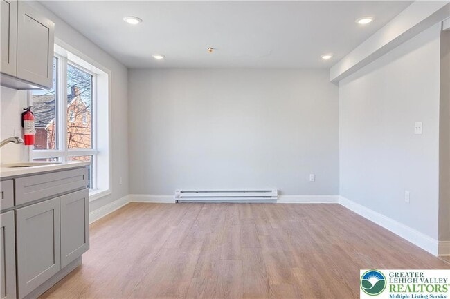 Building Photo - 829 Linden St