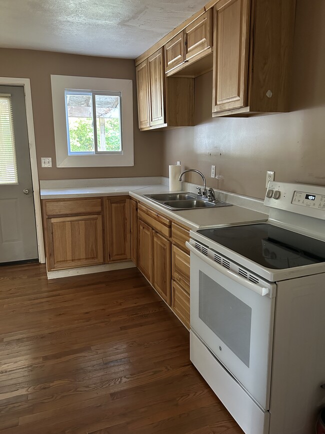 Building Photo - 644 West End Ave