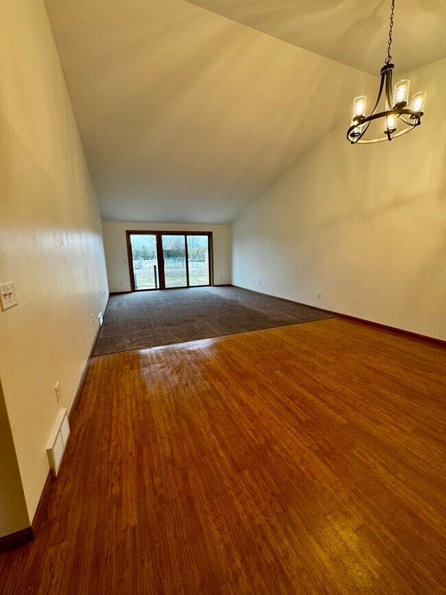 Vista desde la entrada - Sala de estar/comedor - 3719 S Berryfield Ln