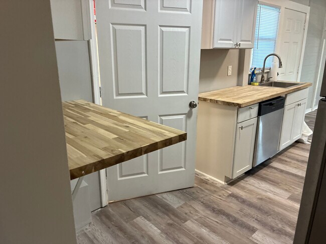 Foto del edificio - Room in Duplex on W Strickland St