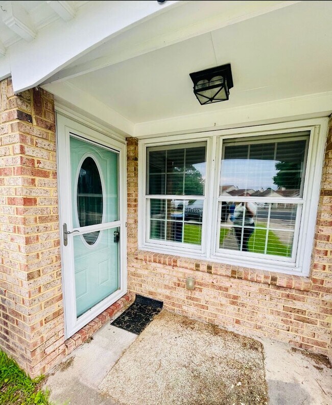 Building Photo - Cute 2 Bedroom 1 Bath Single Family Home l...