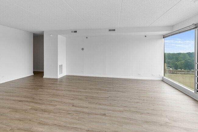Building Photo - Modern 1-Bedroom in Downtown Highland Park | In-Unit Laundry + Garage Parking
