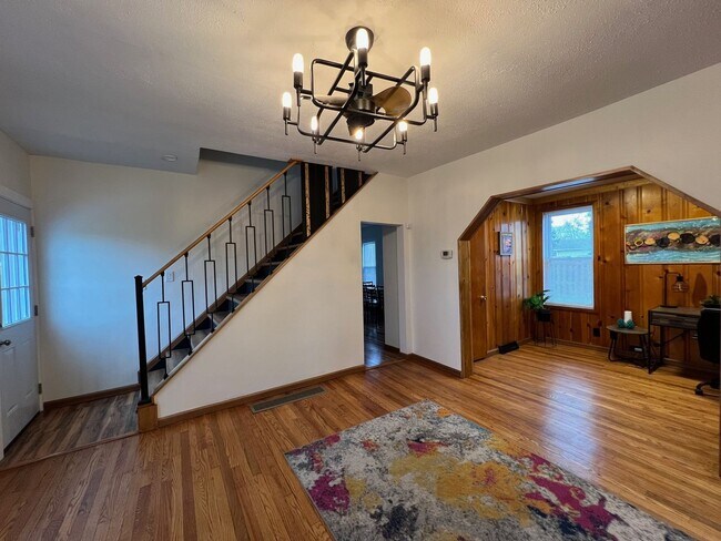 Foto del edificio - Detroid Shoreway Renovated  4 Bedroom, 2 Bath House with Detached Garage