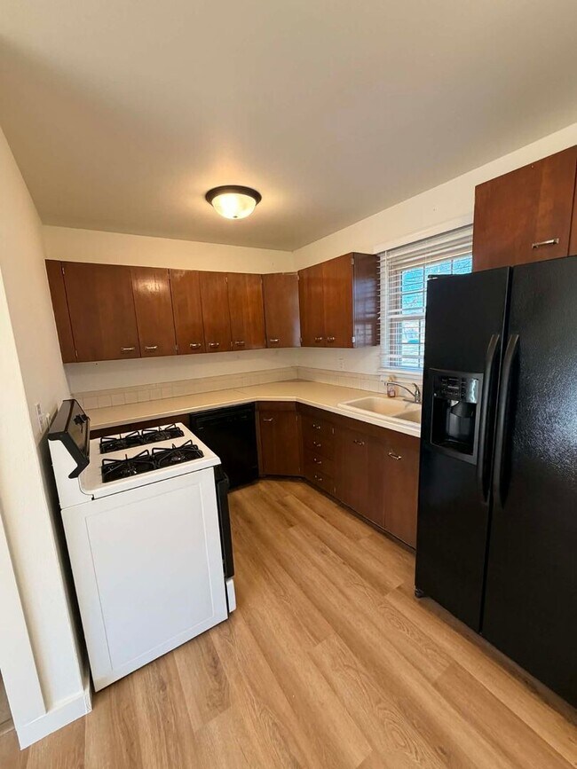 Foto del edificio - CUTE 3 BEDROOM / 2 BATHROOM HOUSE WITH FENCED IN YARD IN JOPLIN MO!!!