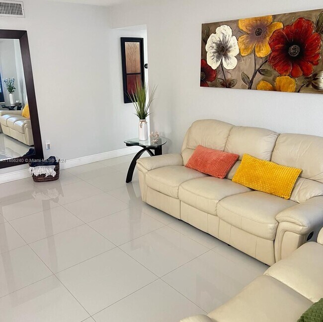 Foto del edificio - 17348 NW 74th Ave