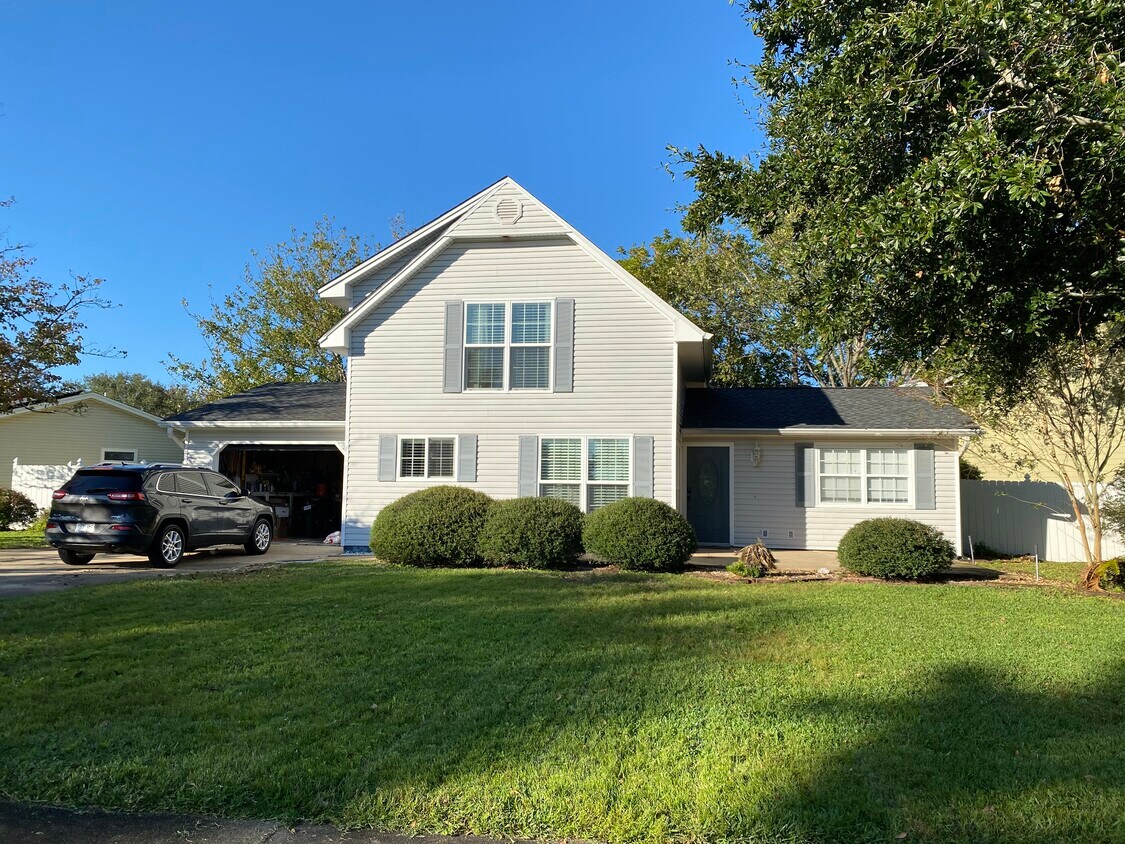 Primary Photo - 817 N Lakeside Dr