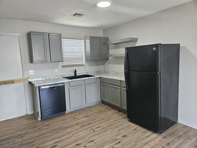 Foto del edificio - 1830 N Troost Ave