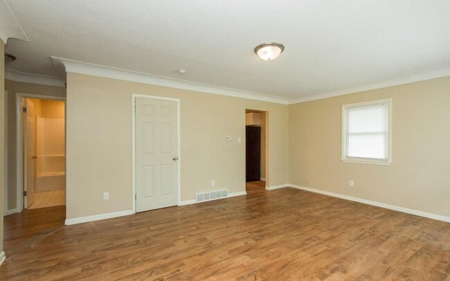 Building Photo - 2 Bedroom, 1 Bathroom Home 5 Minutes from ...