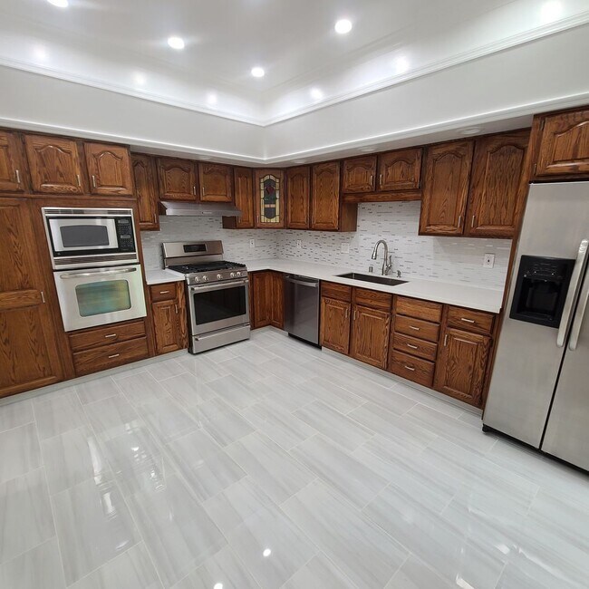 Building Photo - Big 3BR 3 and half BA Apartment For Rent w...