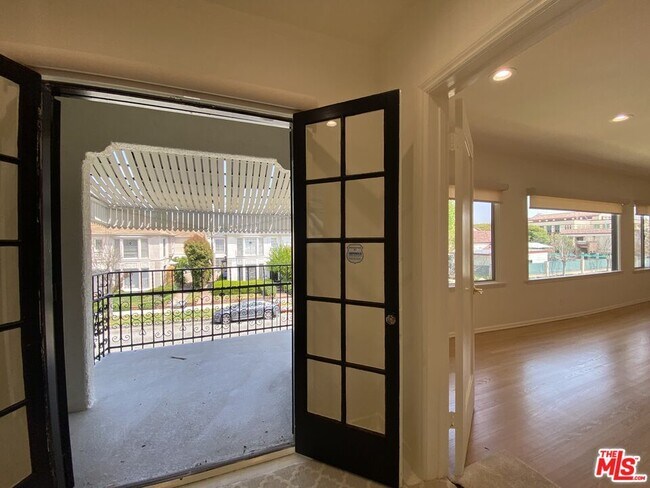 Building Photo - 157 S Elm Dr