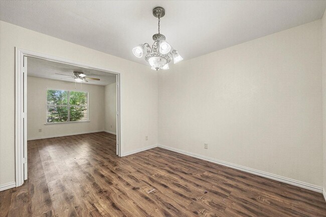 Foto del edificio - 2504 Brook Hollow Ct