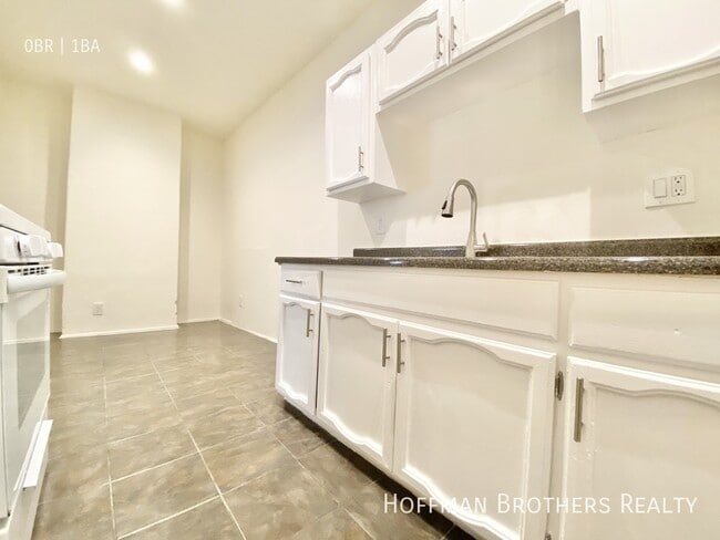 Building Photo - 1518 S Wilton Pl