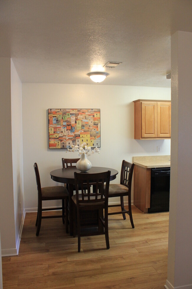Foto del edificio - Upgraded Duplex in a Convenient Boonville ...