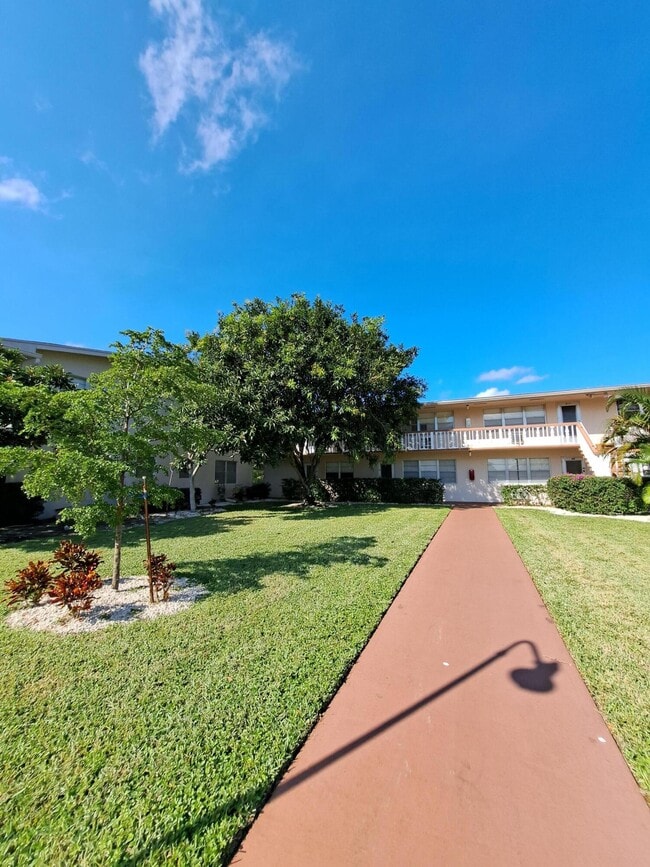 27 Easthampton B, West Palm Beach, FL 33417 Condo for Rent in West