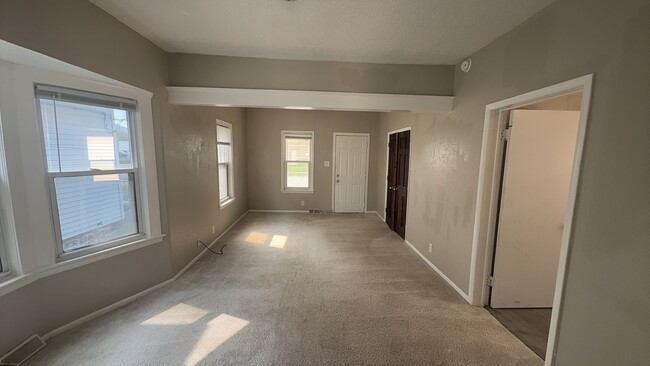 Building Photo - 216 W Sylvania Ave