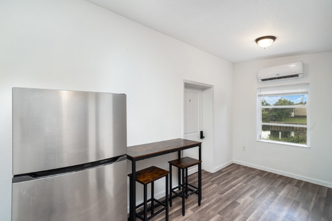 Building Photo - 221 Duxbury Ave