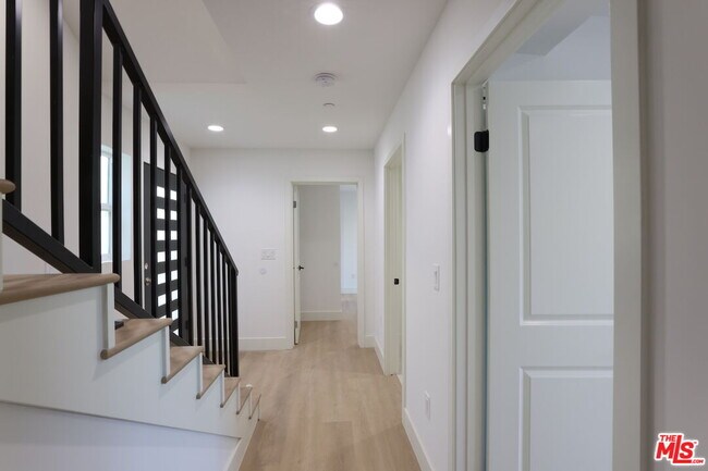 Foto del edificio - 1420 N Kingsley Dr