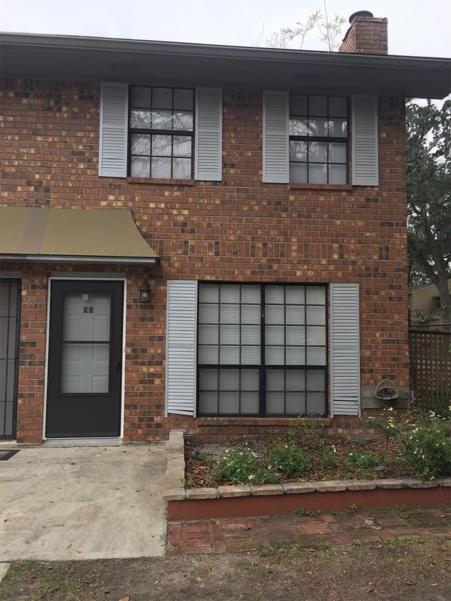 Building Photo - 2220 E Victory Dr
