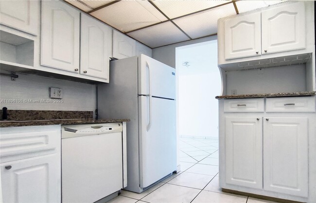 Building Photo - 500 Bayview Dr