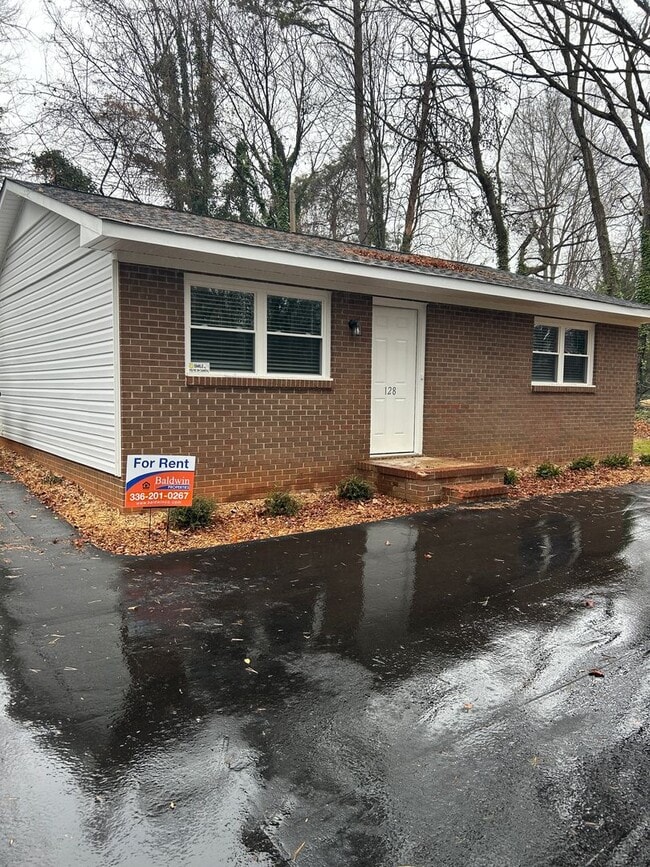 Building Photo - 128 Turner St