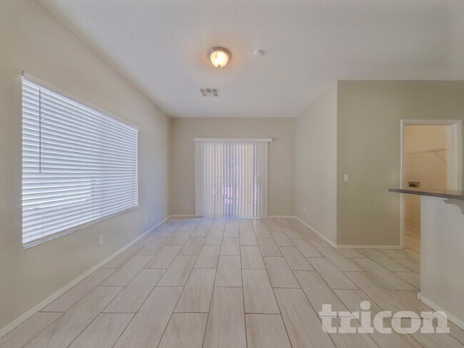 Building Photo - 442 E Cheyenne Rd