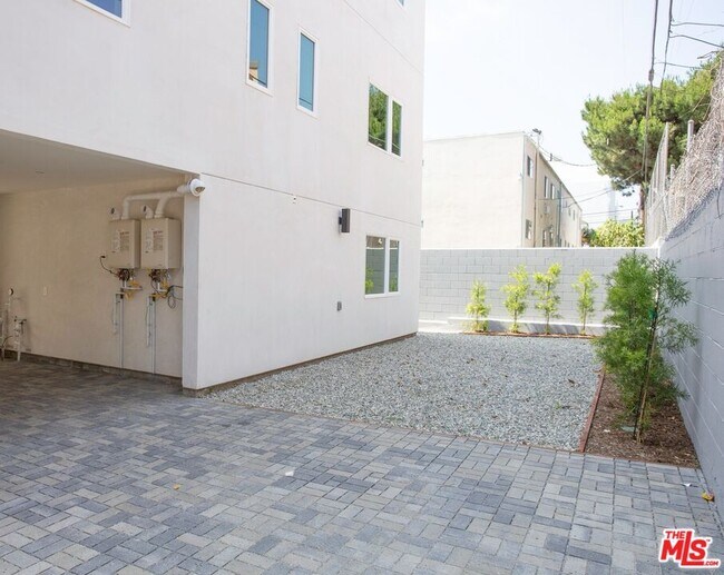 Foto del edificio - 1242 Beachwood Dr