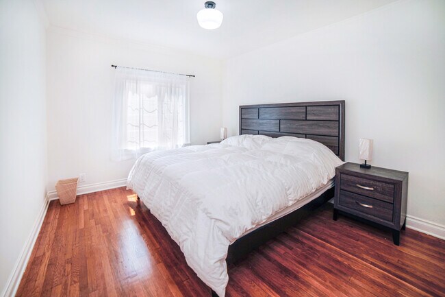 Bedroom with King size bed - 1551 Wellesley Ave