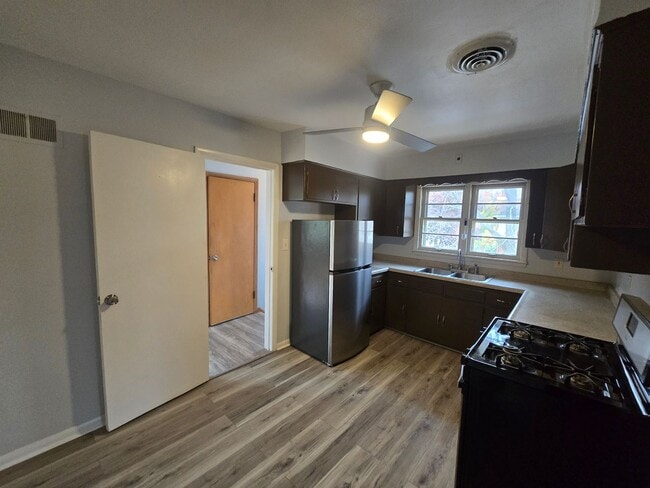 Building Photo - 4338 N Sheffield Ave