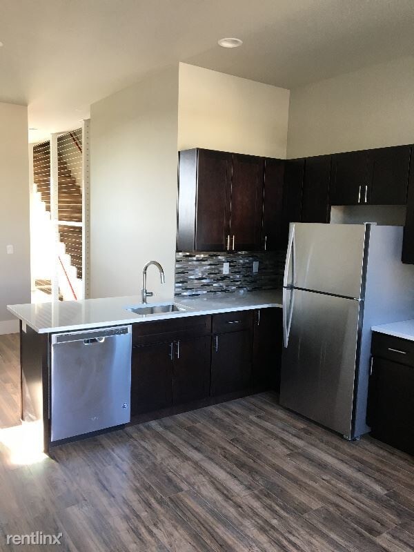 Building Photo - 2 br, 3 bath Townhome - 58 SW Brook St