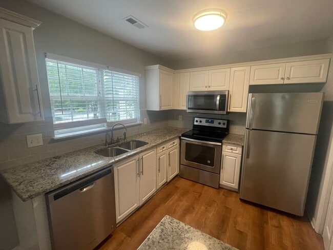 Building Photo - Single Family Home close to UNCW - Student...