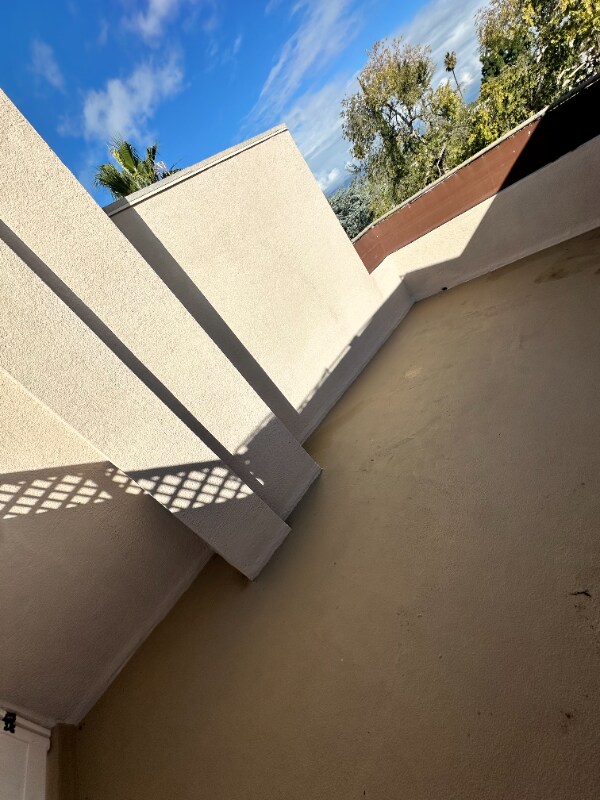 Building Photo - 15009 Moorpark St