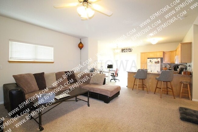 Building Photo - DMACC AREA!! 2 Bedroom, 2.5 Bath Townhome ...